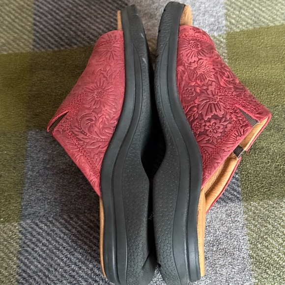 Ariat Bridgeport Red/Burnt Red Tooled Floral Leather Slide Sandals Size 9M(B) - Picture 6 of 8